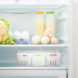 thumbnail of Relaxdays Kühlschrank Organizer, 2er Set, stapelbar, 3 Abtropfkörbe, Lebensmittel Organizer mit Deckel, transparent/weiß