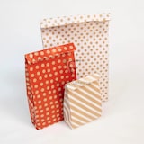 thumbnail of Clairefontaine Packung mit 50 Geschenktüten Kraft, 21x37+7cm, Punkte auf Weißem Hintergrund - Weiß 394111C