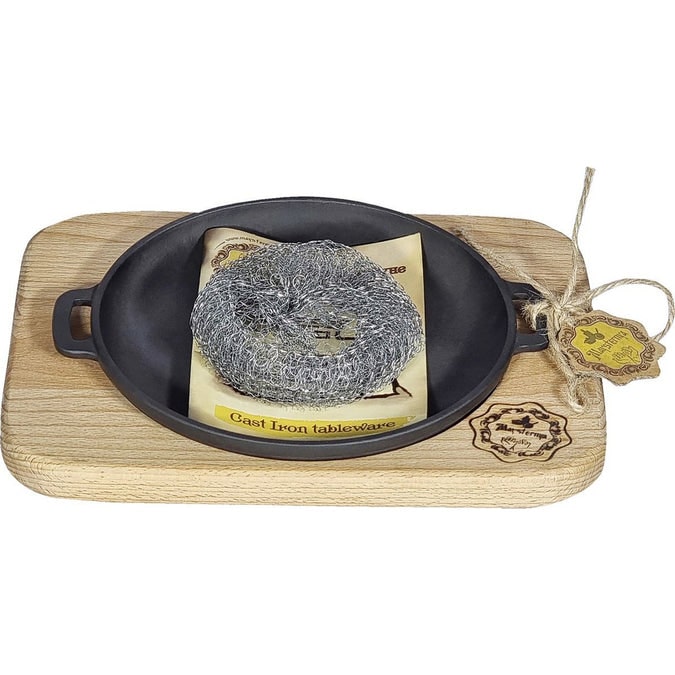 Gusseiserne Servierpfanne auf Holzbrett – ø 18 x 2,5 cm – Grillpfanne – Gusseisen – Grillen – Geschenk – PFAS-frei – Schwarz