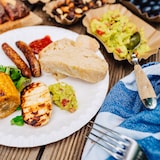 thumbnail of BIOZOYG 100 Stück Einwegteller 23cm Pappteller rund, weiß, Partygeschirr, Einweggeschirr, Wegwerfteller, kompostierbar, biologisch abbaubar