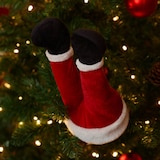 Ein Nikolaus-Hosenbein steckt im Weihnachtsbaum.