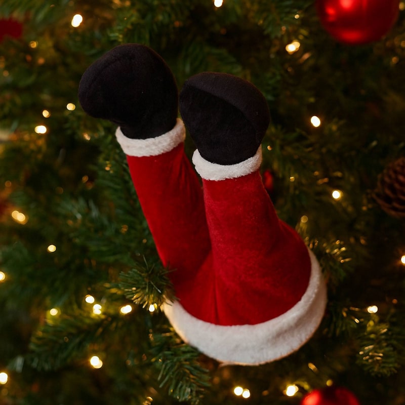 Ein Nikolaus-Hosenbein steckt im Weihnachtsbaum.