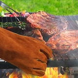 thumbnail of WellHome - Luvas de couro para churrasco tamanho XL para suas churrasqueiras em cor marrom 16,5x4x37cm