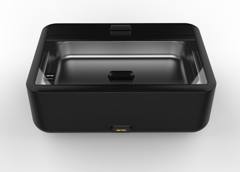 Un contenedor negro con tapa transparente.