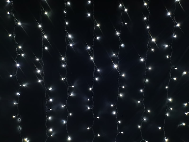 Lichterkette mit weißen Lichtern.