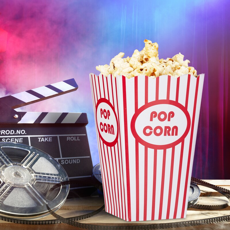Ein Behälter mit Popcorn und Filmrequisiten.