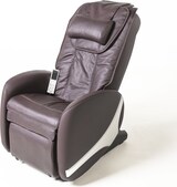 Ein brauner Massagesessel mit Fernbedienung.