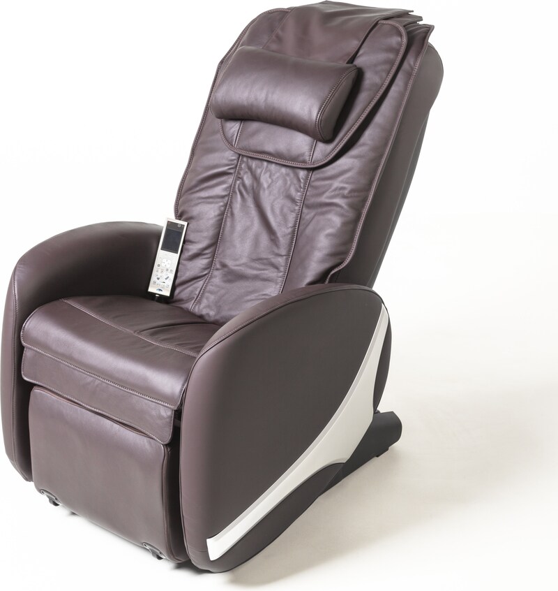 Ein brauner Massagesessel mit Fernbedienung.