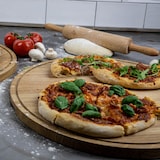 thumbnail of Pizzabrett Friends XXL / Pizza Teller / Eichenholz / ⌀47cm / Pizza Blech Rund mit Praktischer Auffangrinne / Auch zum Frühstück, Mittag- & Abendessen