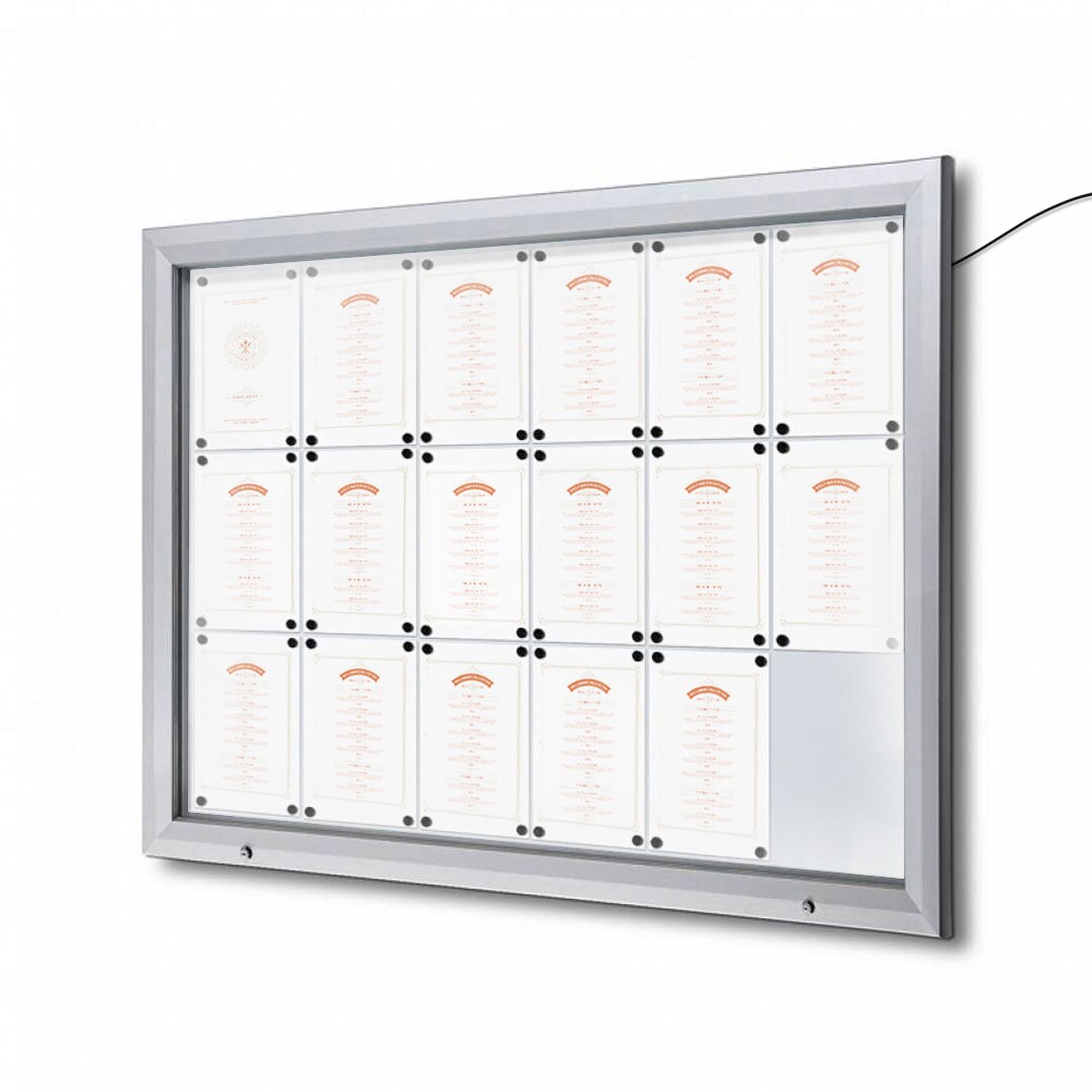 Bacheca a Led per esterno certificata IP56 e ESG. Fondo magnetico e scrivibile, chiusura di sicurezza con chiavi in dotazione. Misura 18XA4