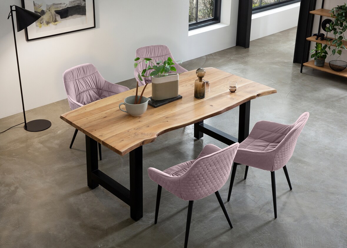 SalesFever Tischgruppe 160 x 85 cm | 5-tlg. | 35 mm Platte Akazie natur | H-Gestell Metall schwarz | 4 Stühle aus Samt | rose – schwarz