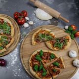 thumbnail of Pizzabrett Friends XXL / Pizza Teller / Eichenholz / ⌀47cm / Pizza Blech Rund mit Praktischer Auffangrinne / Auch zum Frühstück, Mittag- & Abendessen