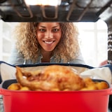 thumbnail of Relaxdays Bräter mit Deckel, antihaftbeschichtet, Auflaufform, Aluminiumguss & Glas, spülmaschinenfest, Gänsebräter, rot