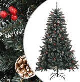 Ein geschmückter Weihnachtsbaum mit Zapfen und Beeren.