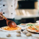 thumbnail of Relaxdays Pizzablech, 2er Set, rund, gelocht, antihaft, Pizza & Flammkuchen, Carbonstahl, Knusperblech, ∅ 32 cm, grau