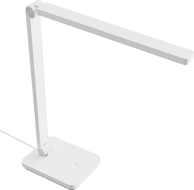 Eine weiße Schreibtischlampe mit einem Gelenkarm.