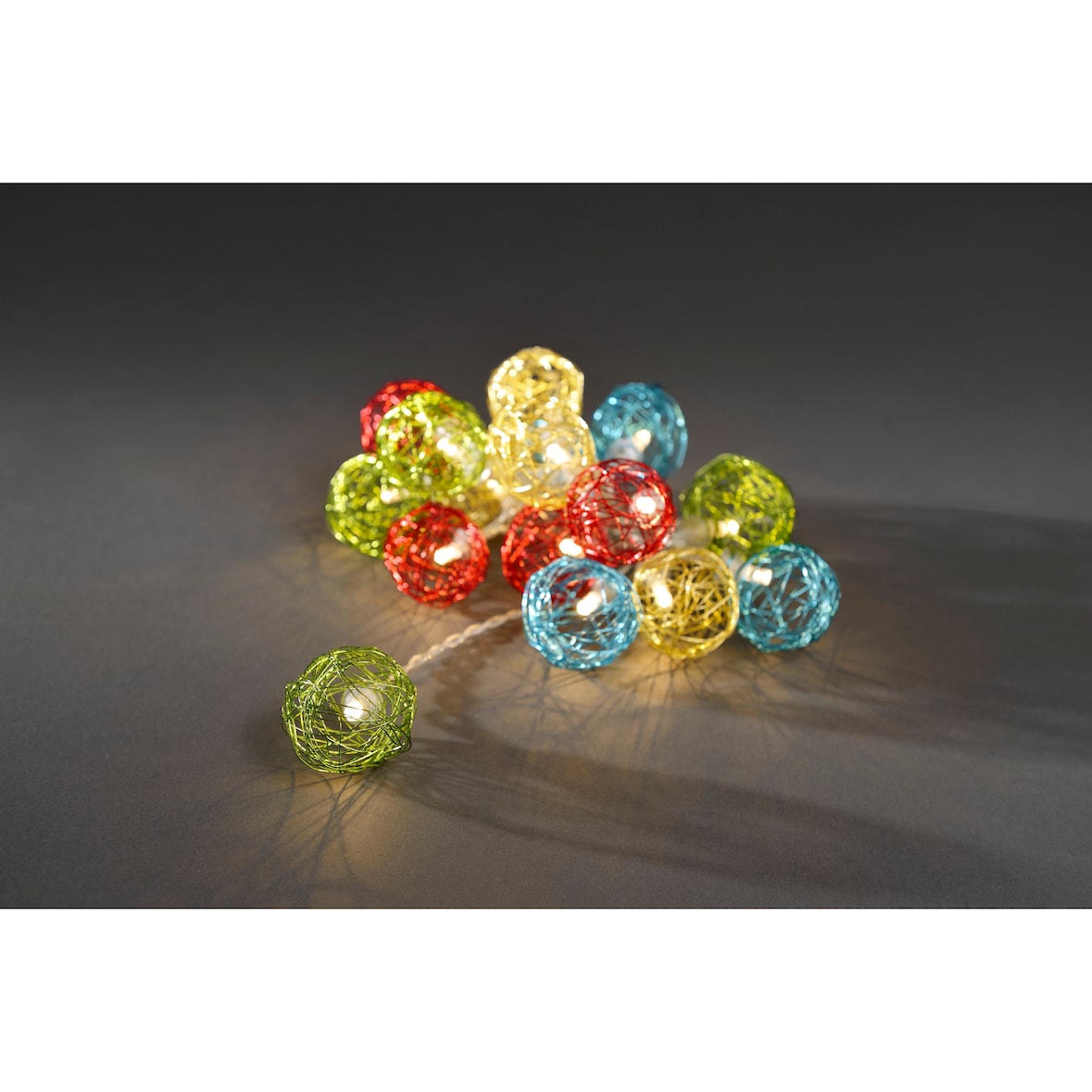 Konstsmide LED Dekolichterkette, bunte Aluminium-Drahtkugeln, klein, 16 warm weiße Dioden, batteriebetrieben, Innen, transparentes Kabel