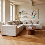 Un canapé sectionnel beige avec des accents en bois.