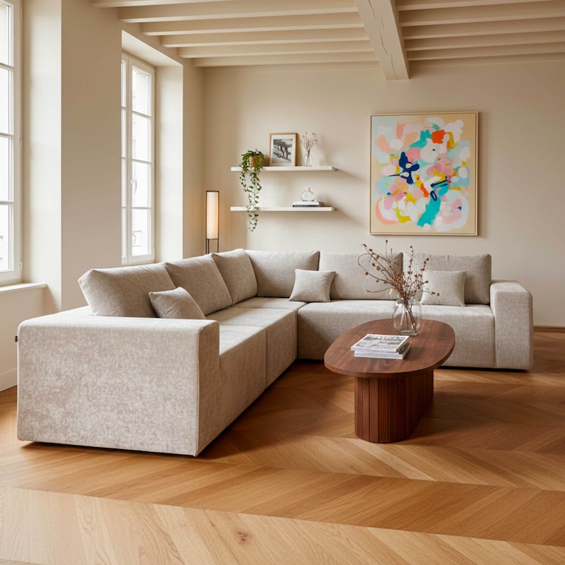Un canapé sectionnel beige avec des accents en bois.
