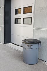 thumbnail of Rubbermaid Brute runde Mehrzwecktonne mit Belüftungskanälen | 75,7 Liter, HxØ 58,1x49,5cm | aus widerstandsfähigem Kunststoff (PE) | Grau von PROREGAL