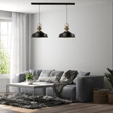 Zwei schwarze Pendelleuchten über einem Sofa.