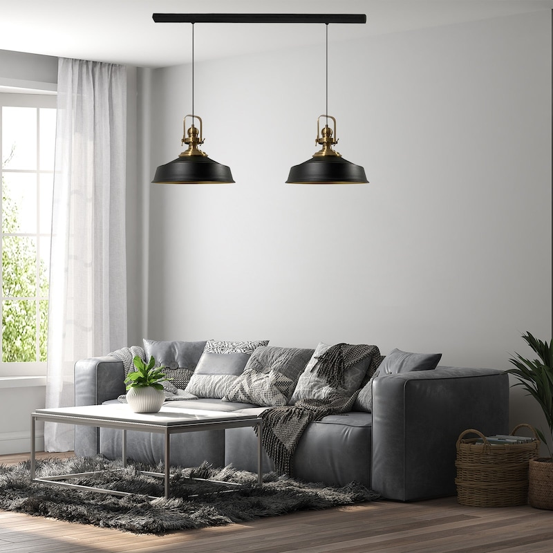 Zwei schwarze Pendelleuchten über einem Sofa.