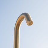 thumbnail of Chuveiro exterior em aço inoxidável QUARTU 316L com chuveiro superior e lavagem dos pés H 228,9 cm, Inox Oro