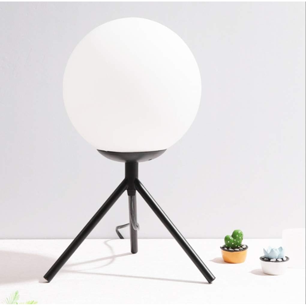 Candeeiro de mesa, Tripé em aço esmaltado, Candeeiro de mesa com cúpula em vidro