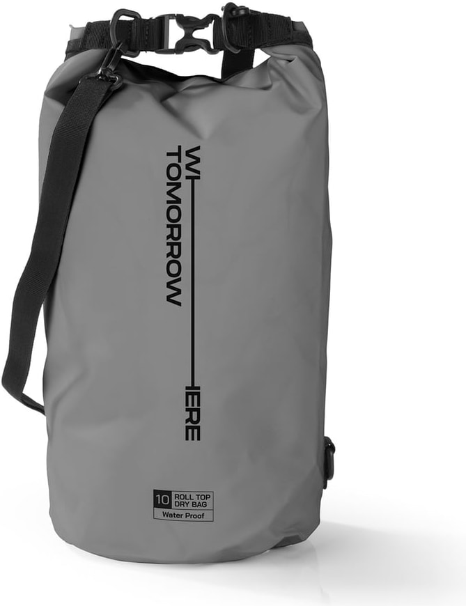 Ein grauer, wasserdichter Packsack mit Tragegurt.
