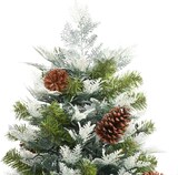 Ein künstlicher Weihnachtsbaum mit Zapfen und Schnee.
