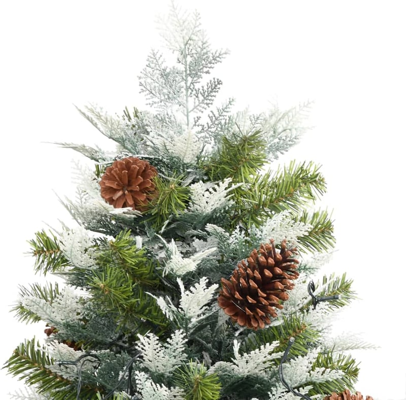 Ein künstlicher Weihnachtsbaum mit Zapfen und Schnee.