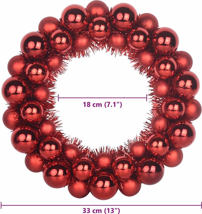 Ein roter Weihnachtskranz mit Kugeln.