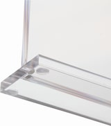 Ein klarer Acryl-Tischaufsteller.