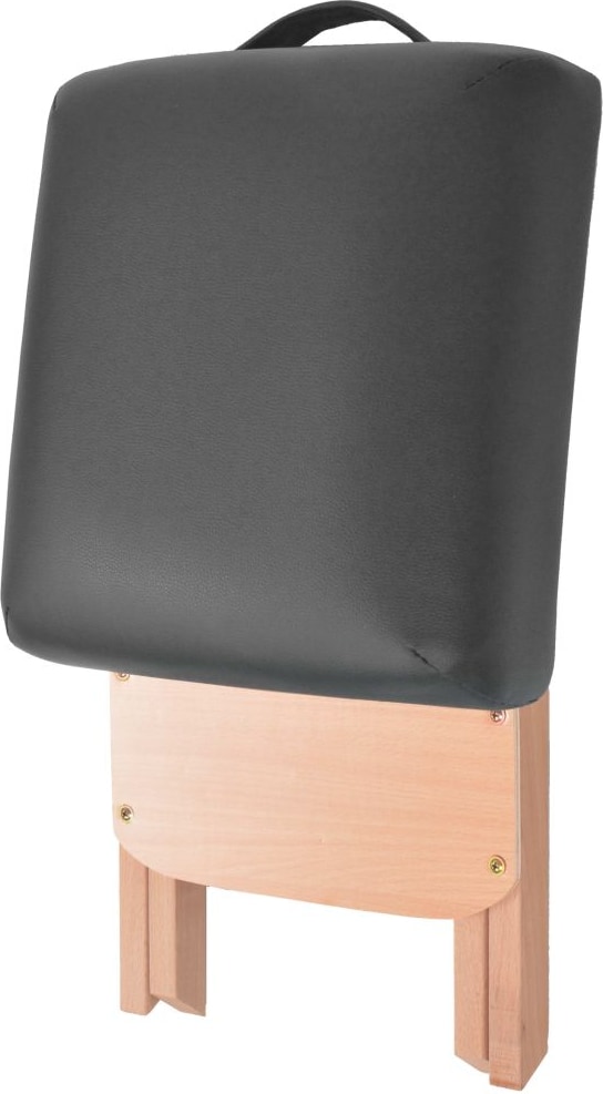 Ein schwarzes Kissen auf einem Holzgestell.