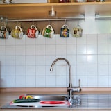 thumbnail of Relaxdays Schneidebrett mit Sieb, Kunststoff, 50 x 29 cm, Küchenbrett, faltbare Auffangschale, Schnittbrett, weiß/rot