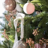 Eine Nahaufnahme von Weihnachtsbaumschmuck mit Beeren.
