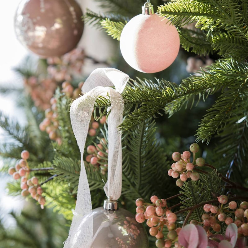 Eine Nahaufnahme von Weihnachtsbaumschmuck mit Beeren.