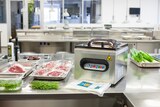 Una macchina sottovuoto con carne e verdure.