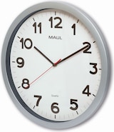Eine runde Wanduhr mit silbernem Rahmen.