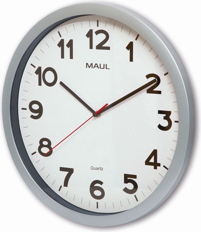 Eine runde Wanduhr mit silbernem Rahmen.