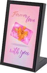 Ein Geschenk mit Schleife auf rosa Hintergrund.