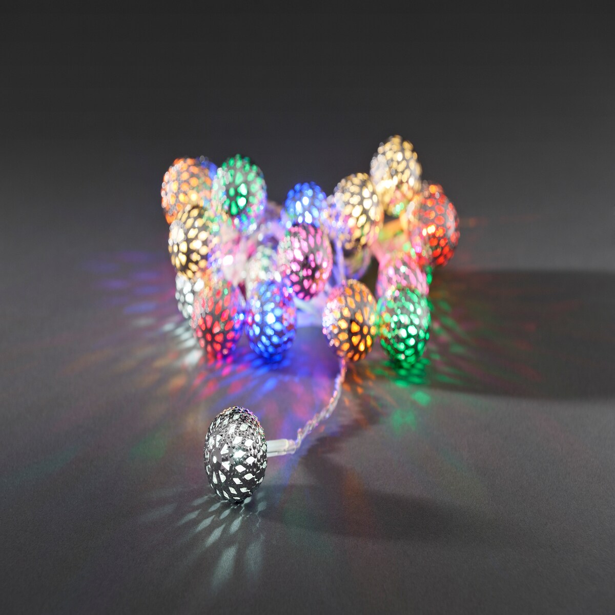 Konstsmide LED Dekolichterkette, silberfarbene Metallbälle, 21 bunte Dioden, 24V, Innen, transparentes Kabel