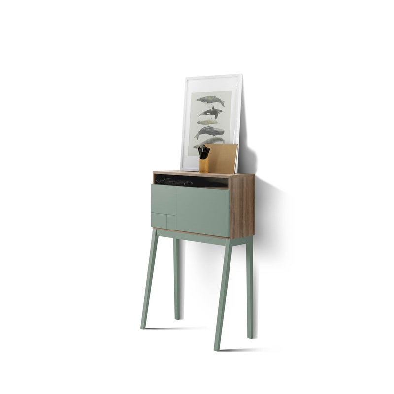 Escritorio 630 modelo BRISTOL en melamina Nogal con puerta abatible y patas de haya Verde, de HERDASA.