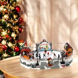 Eine Miniatur-Eislaufbahn mit Figuren.