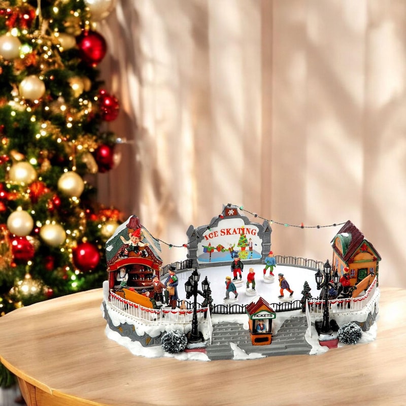 Eine Miniatur-Eislaufbahn mit Figuren.
