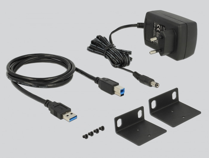 Netzteil, USB-Kabel und Halterungen.