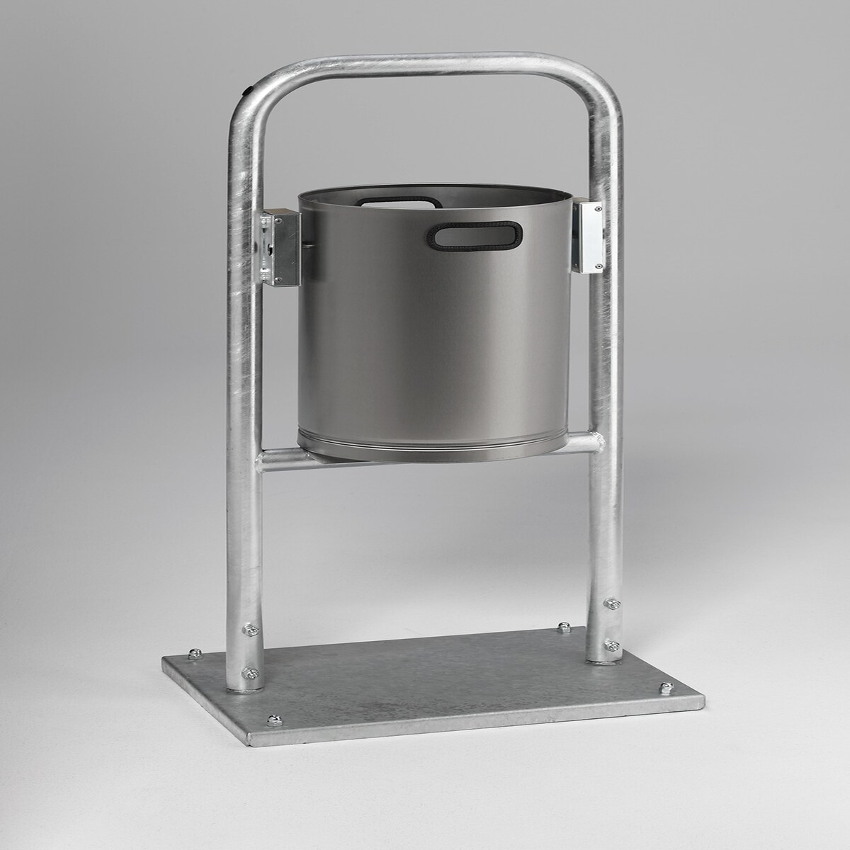 PROREGAL Klassischer gelochter Abfallsammler für Außenbereich | Rohrbogen | mit Bodenplatte | HxBxT 115x49x43cm | Edelstahl | Mülleimer Abfalleimer