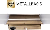 Eine Wandleuchte mit Schalter und Metallbasis.