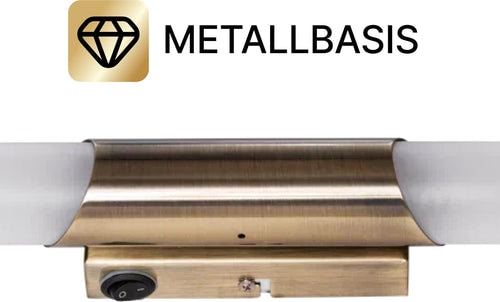 Eine Wandleuchte mit Schalter und Metallbasis.