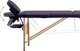 Ein verstellbarer Massagetisch mit Kopfstütze.
